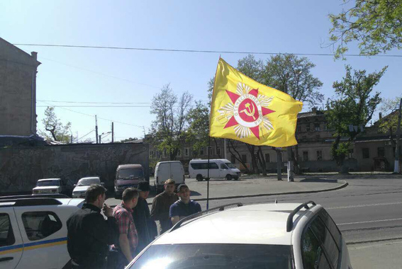 В Одессе задержали мужчину за флаг с Орденом Отечественной войны