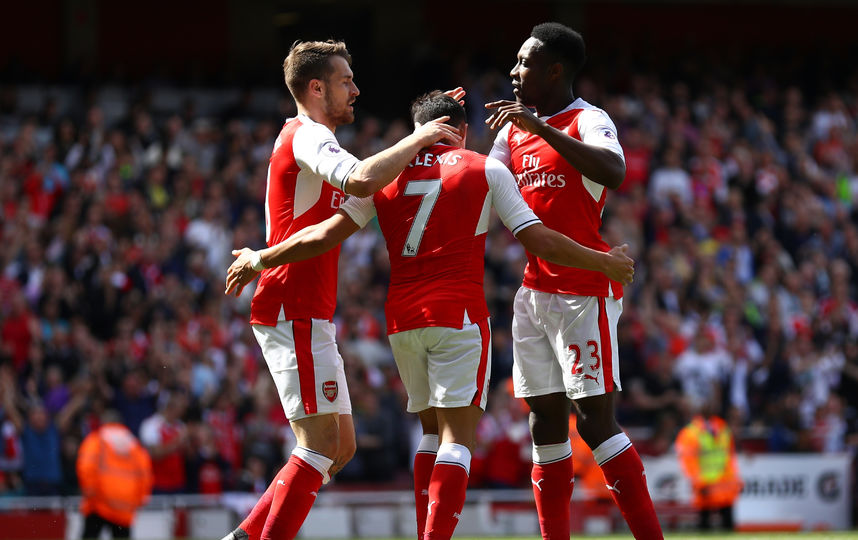 Нападающий'Арсенала Алексис Санчес празднует забитый гол