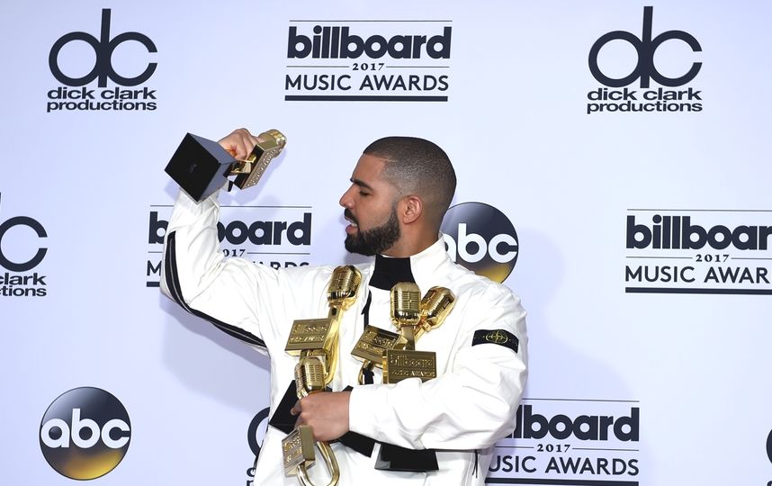 Шер шокировала созерцателей Billboard Music Awards не скрывающим наготу нарядом Шер шокировала созерцателей Billboard Music Awards не скрывающим наготу нарядом