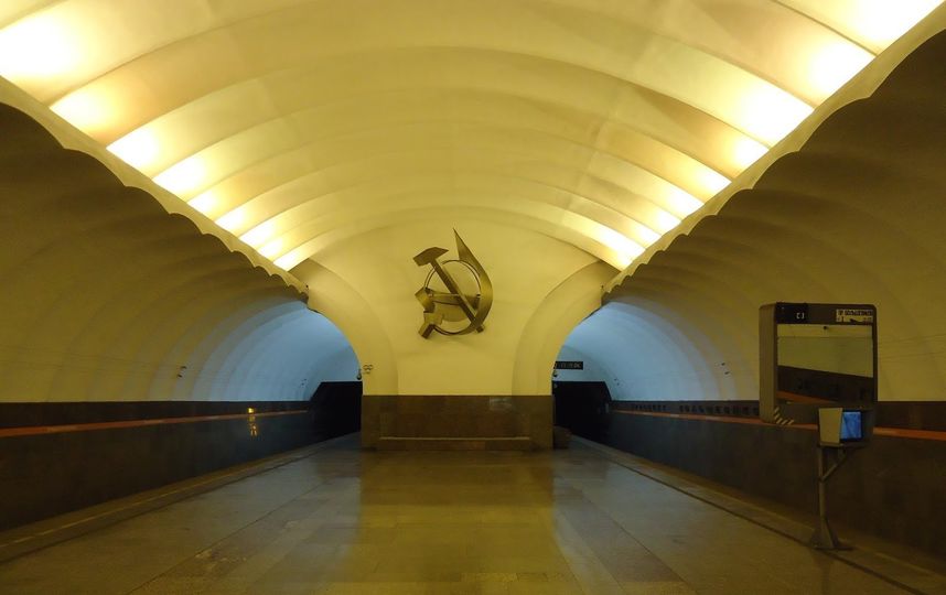 В метро Петербурга пассажир упал на рельсы из-за плохого самочувствия