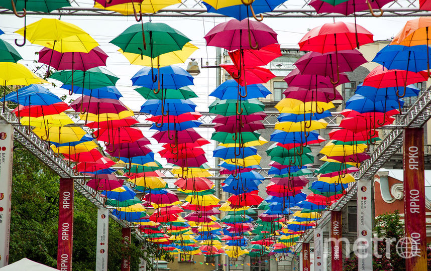 В Петербурге открылась аллея парящих зонтиков