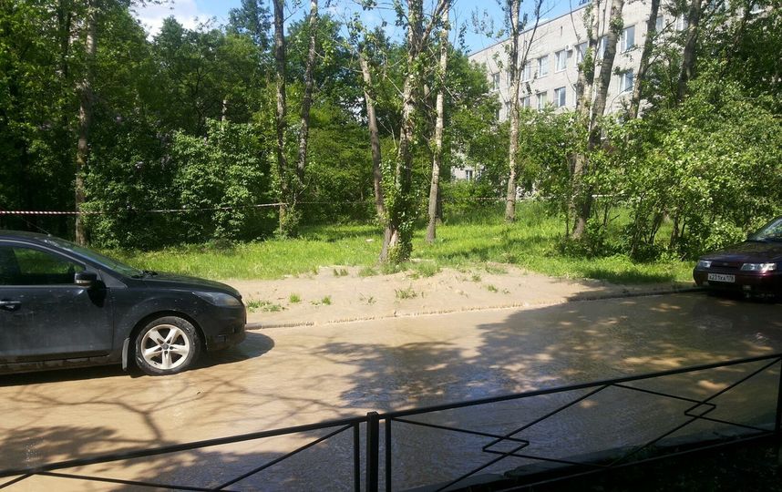 В Петербурге затопило улицу Турку из-за прорыва трубы