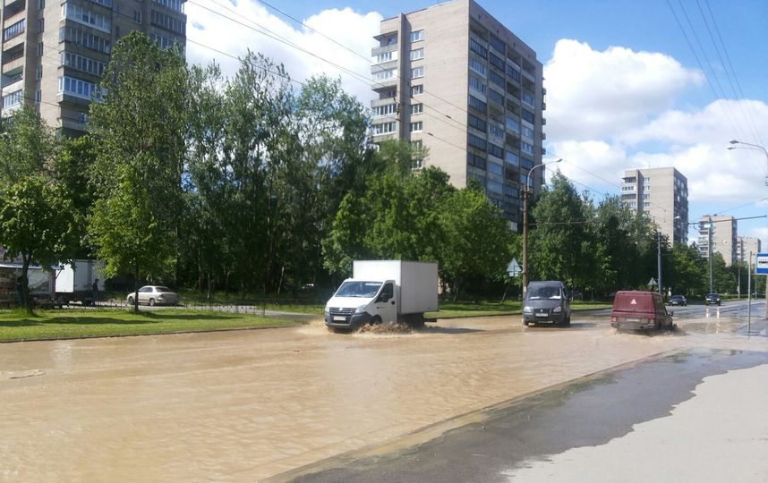 В Петербурге затопило улицу Турку из-за прорыва трубы