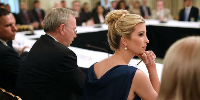 Иванка Трамп на круглом столе. Иванка Трамп на круглом столе.