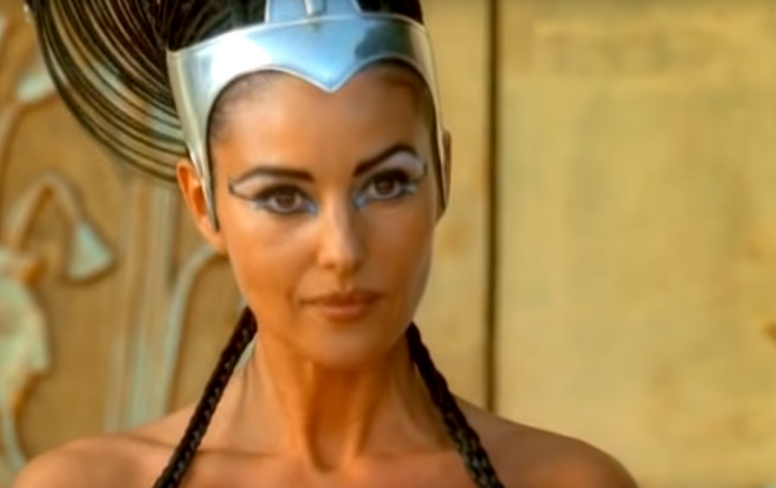 Секси Выход Ноэми Ленуар – Астерикс И Обеликс - Миссия «Клеопатра» 2002