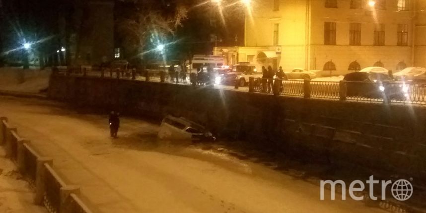 В центре Петербурга Jeep пробил ограждение и упал в Карповку