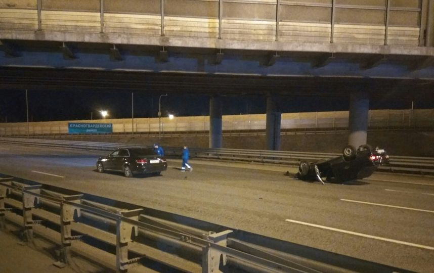 ВАЗ на КАД задавил пешехода, лёг на крышу и ударил «Мерседес»