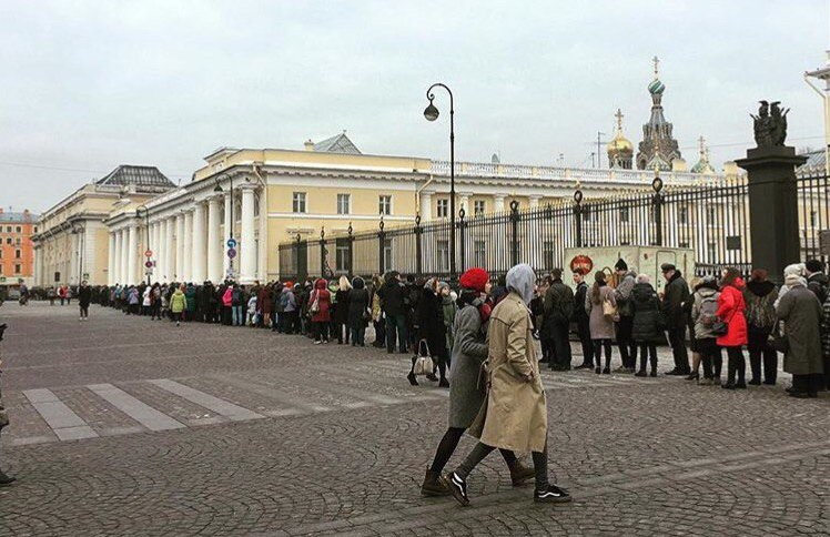 В Петербурге очередь на Айвазовского растянулась на 4 часа