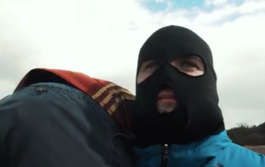 Расстроенные фанаты сборной РФ по футболу сняли пародию на клип «Тает лед»