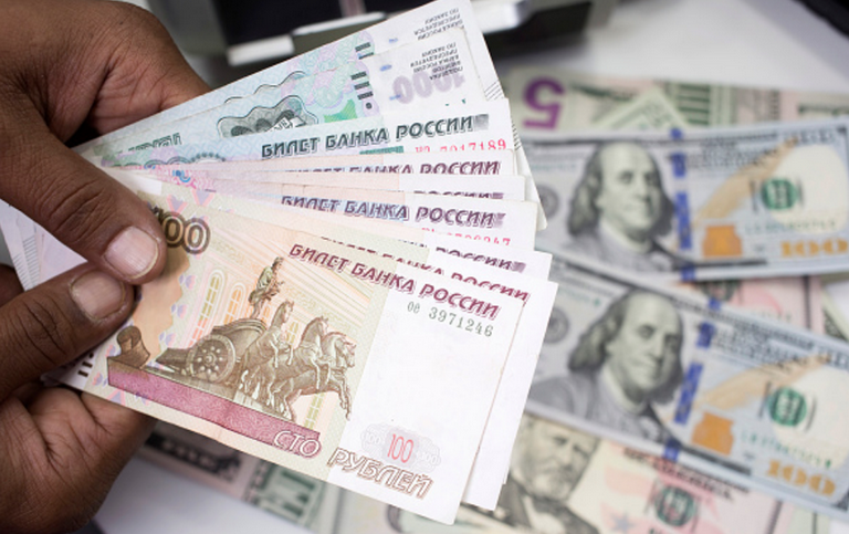 Рубль укрепляет позиции к доллару и евро