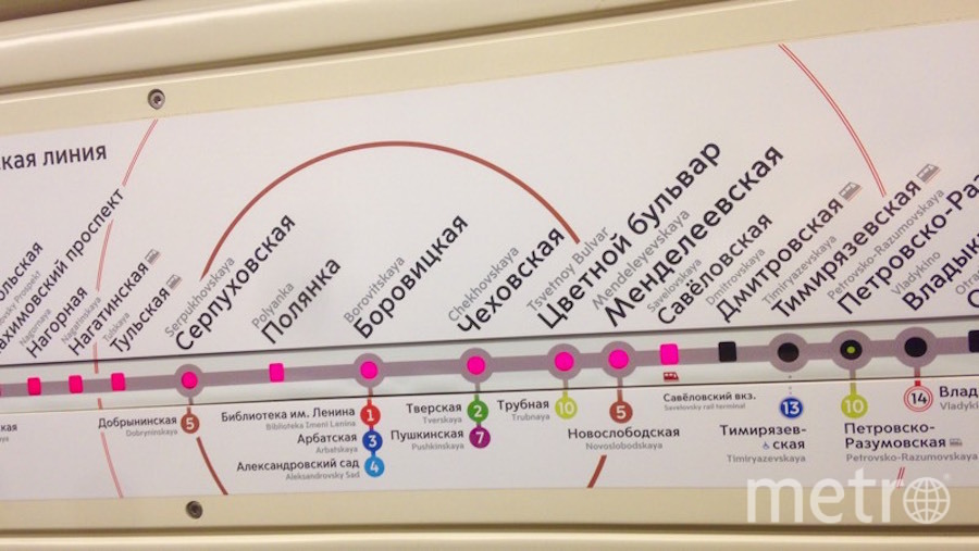Наклейки на электронных табло обновят в вагонах Московского метро