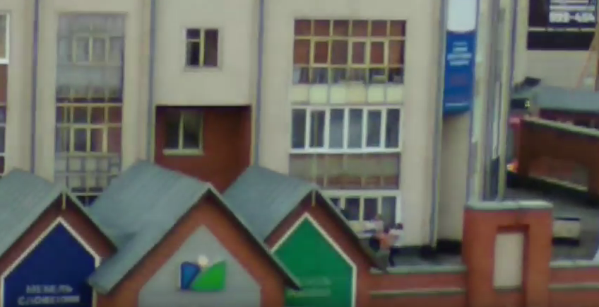 В Томске прохожие спасли выпавшего из окна горящей квартиры мальчика. Фото Скриншот Youtube