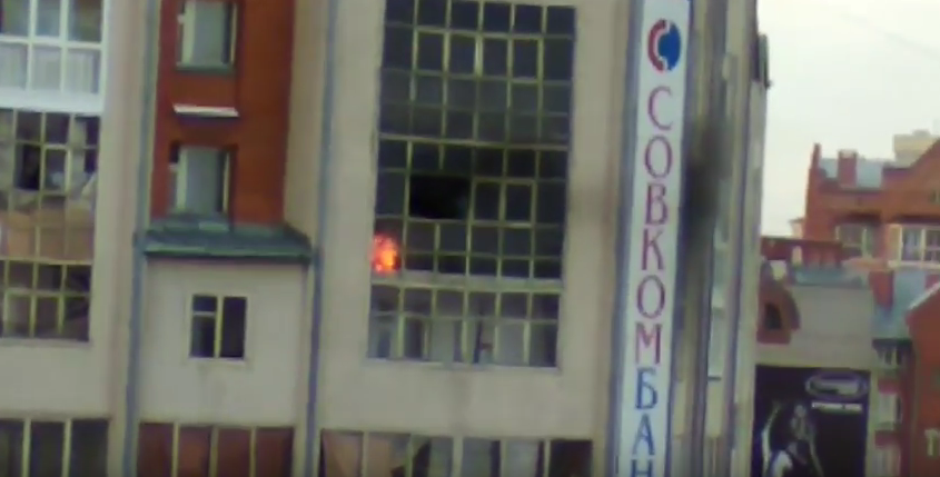 В Томске прохожие спасли выпавшего из окна горящей квартиры мальчика. Фото Скриншот Youtube