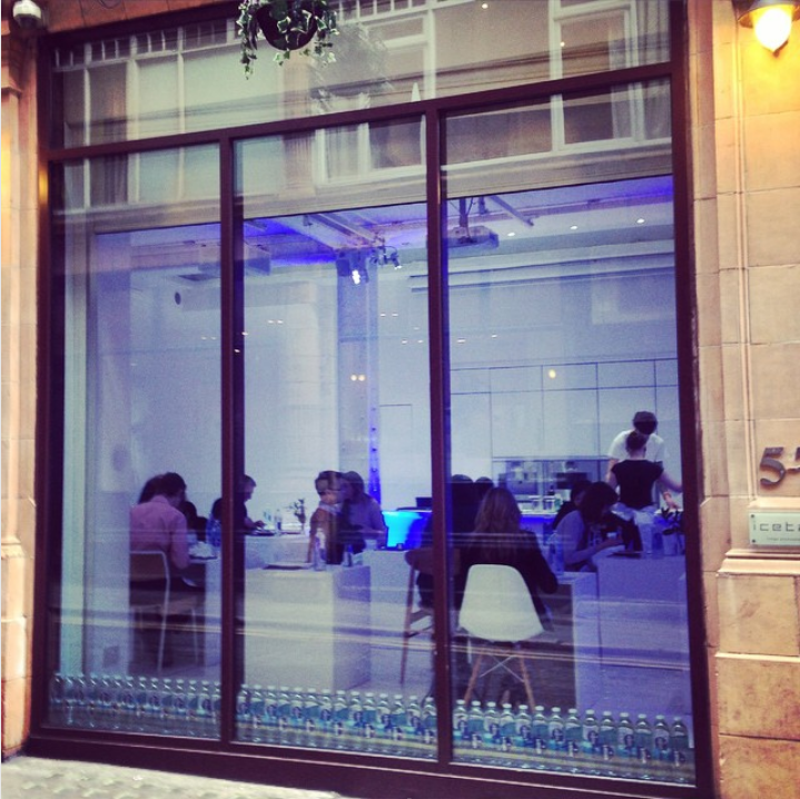 В Амстердаме открыли ресторан для одиночек. Фото Скриншот Instagram/prycie