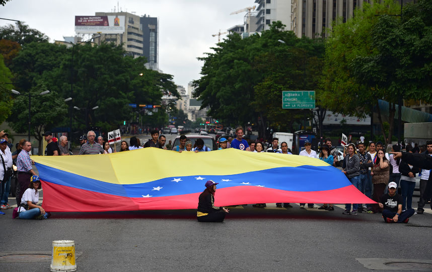Протестующие заблокировали улицы в столице Венесуэлы. Фото AFP
