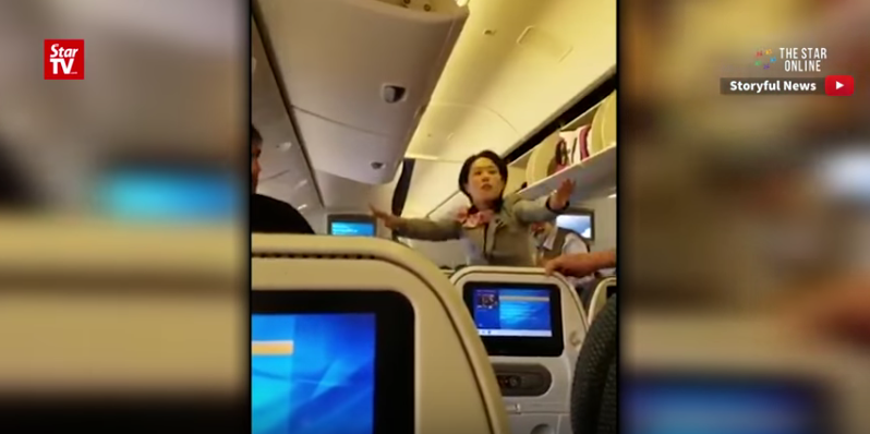 Видео драки в самолете появилось в Сети. Фото Скриншот Youtube