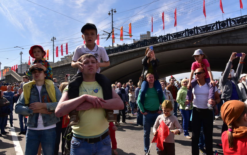 Москвичи в ожидании парада 9 мая в Москве (архивное фото). Фото Василий Кузьмичёнок