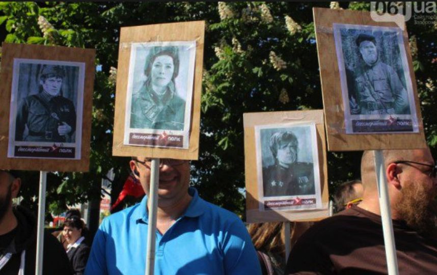 В Запорожье участники акции "Бессмертный полк" принесли портреты героев "Игры престолов". Фото Скриншот Twitter