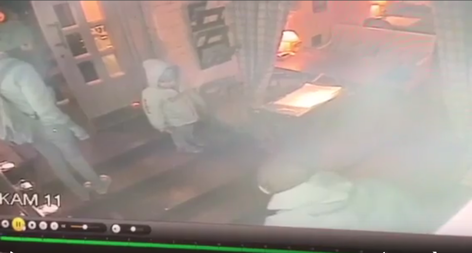 Очевидцы: В Петербурге пара с детьми украла чужой самокат в ресторане. Фото Скриншот , vk.com