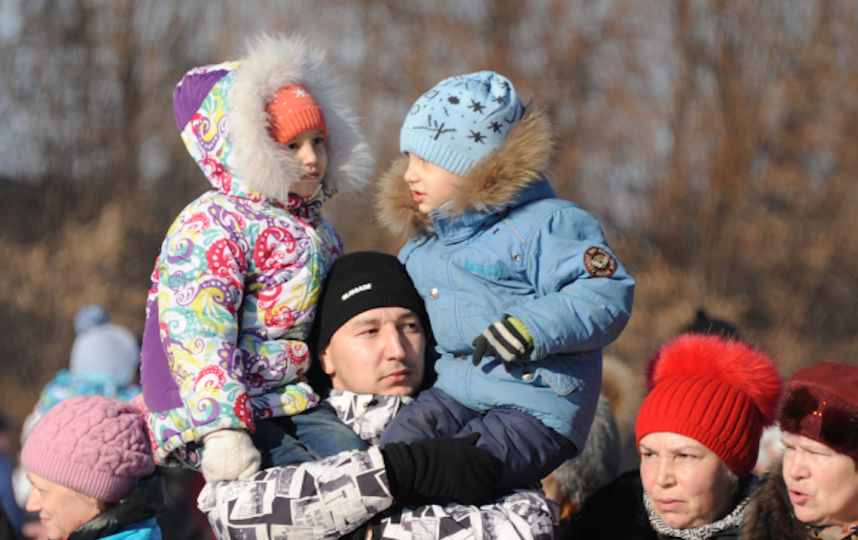 Мужчина с детьми во время масленичных гуляний (архивное фото). Фото РИА Новости