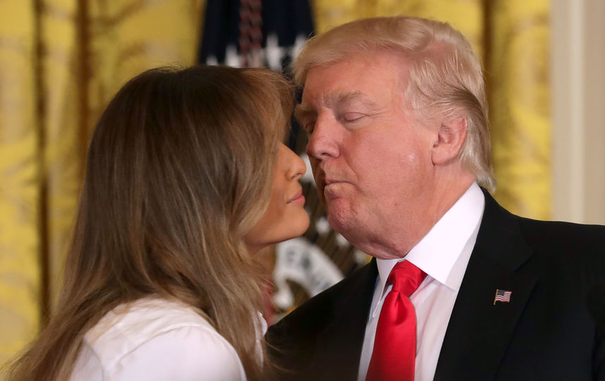 Трогательные фото поцелуя Мелании и Дональда Трамп появились в Сети. Фото Getty