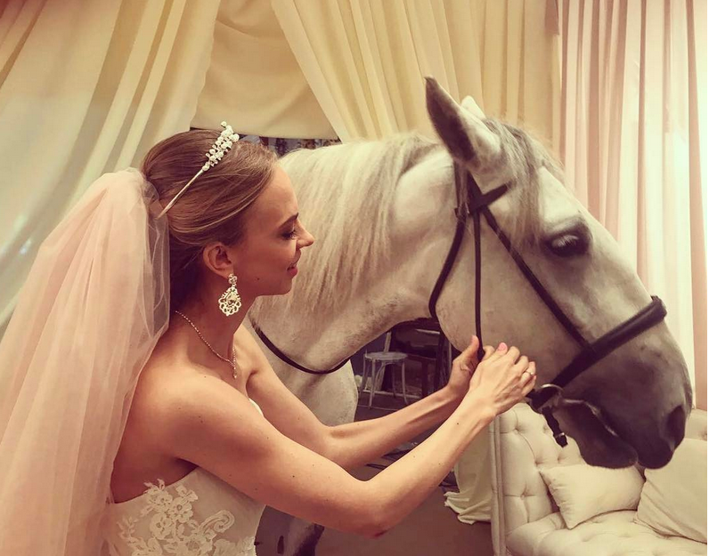 Надежда Сысоева выложила фото в свадебном платье. 