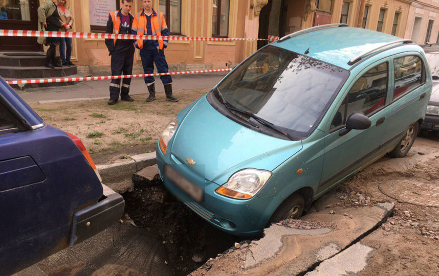 На переулке Макаренко автомобили едва не провалились под землю. Фото vk.com/spb_today