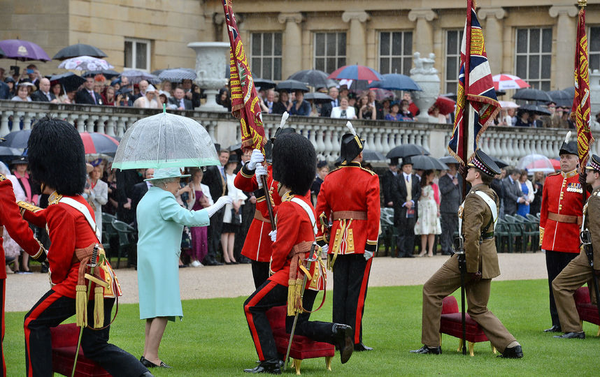 Королева Елизавета II поразила пользователей Сети своим мятным нарядом. Фото Getty