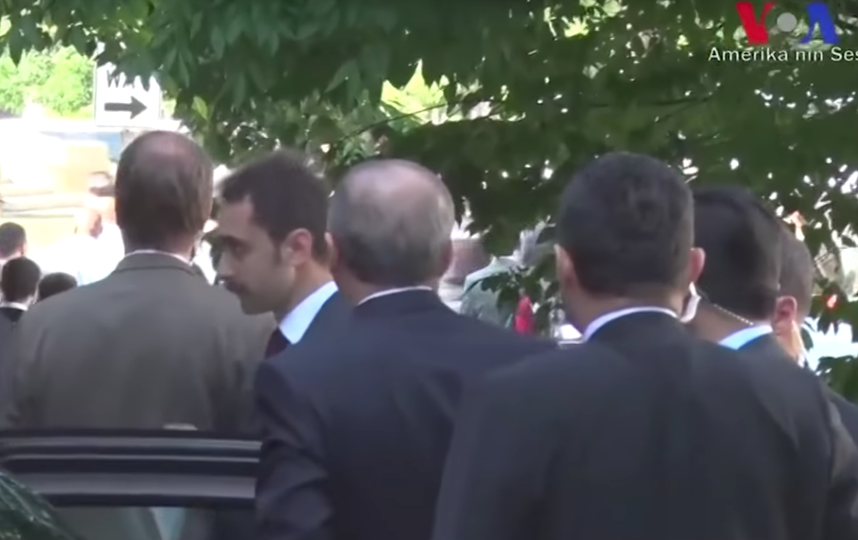 Эрдоган наблюдает за потасовкой в Вашингтоне. Фото Скриншот Youtube