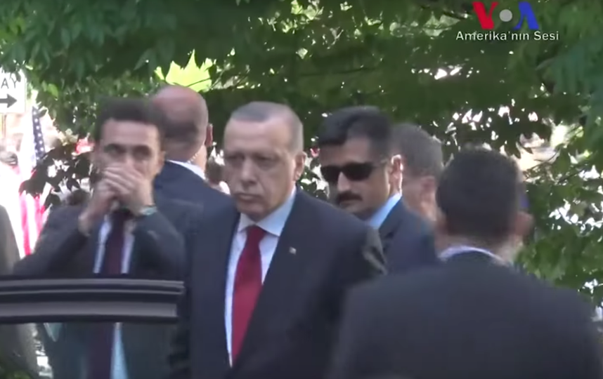 Эрдоган наблюдает за потасовкой в Вашингтоне. Фото Скриншот Youtube