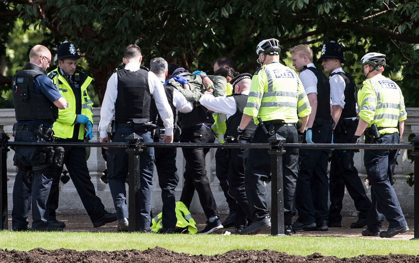 Полиция задержала около Букингемского дворца мужчину с ножом. Фото Getty