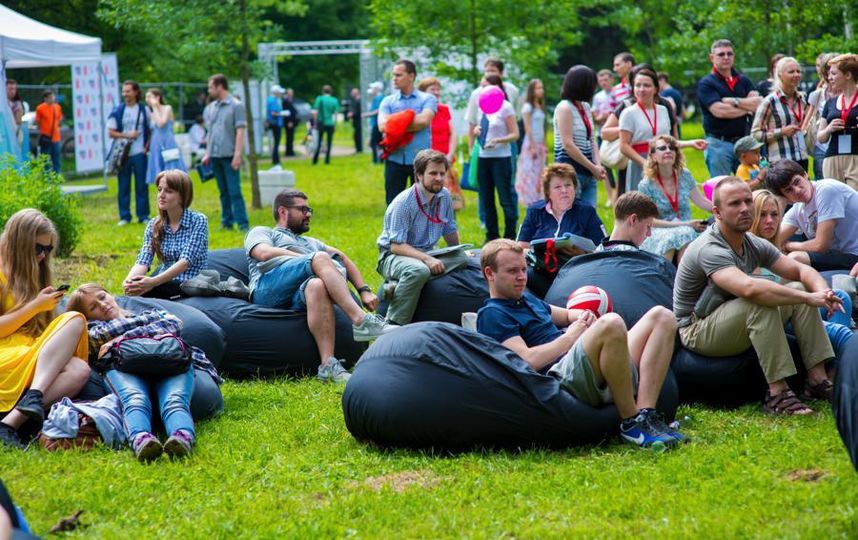 Молодежное санкт петербург. Молодёжь в СПБ летом. Молодежь Питера отдыхает. Организация мир молодежи молодежи СПБ. Молодёжь в СПБ летом кофе.