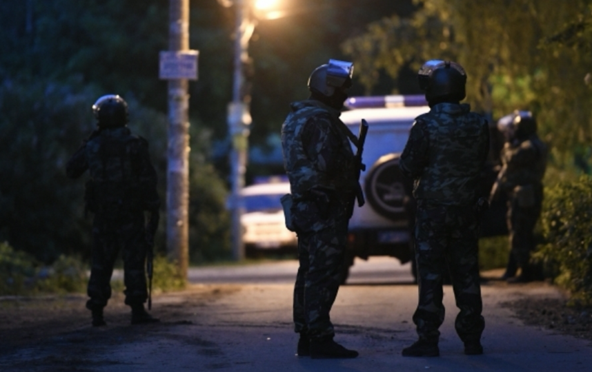 Сотрудники спецназа в Кратово. Фото РИА Новости