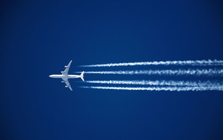 Самолёт в небе. Фото Getty