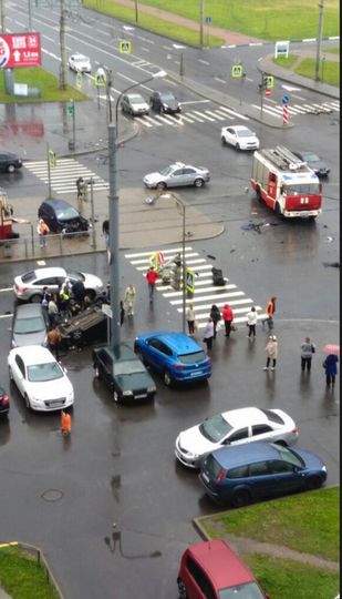 ДТП в Петербурге: в перевернувшемся автомобиле погибла женщина. Фото vk.com/spb_today, Марина Малиновская