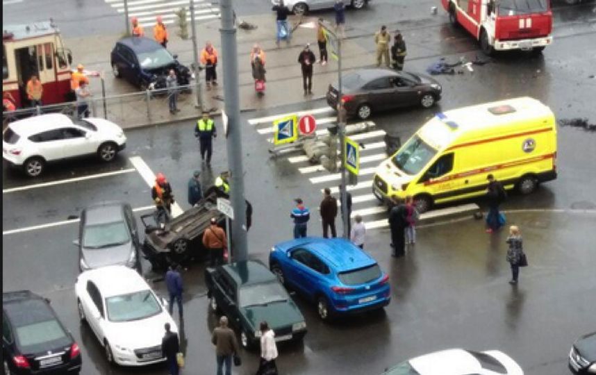 ДТП в Петербурге: в перевернувшемся автомобиле погибла женщина. Фото vk.com/spb_today, МАрина Малиновская