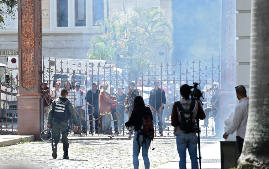 Сторонники Мадуро ворвались в парламент Венесуэлы. Фото AFP