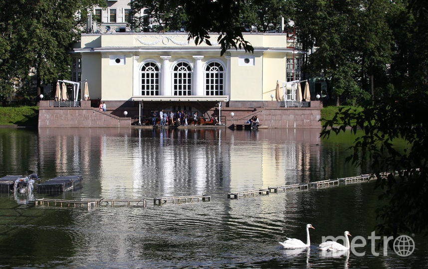Влюбленный москвич построил фонтан на Патриарших. Фото Василий Кузьмичёнок, "Metro"