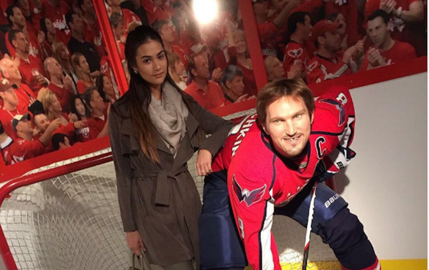 Хоккеист овечкин жена. Ovechkin girlfriend. Фотографии Овечкина с фанаткой. Дашей Сосоновой.