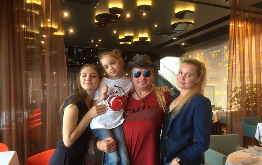 Бас-гитарист Александр Балунов (в центре) с семьёй Горшенёвых: Настей, Сашей и Ольгой. Фото фото предоставлено Ольгой Горшенёвой