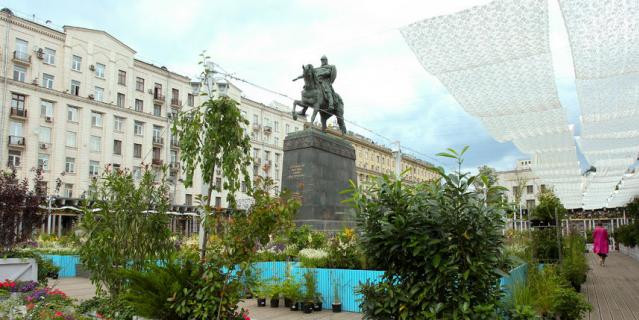 Московские улицы зацвели садами и полями. Московские улицы зацвели садами и полями.