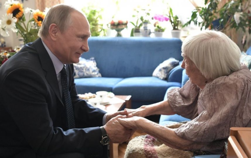 Владимир Путин и Людмила Алексеева. Фото РИА Новости