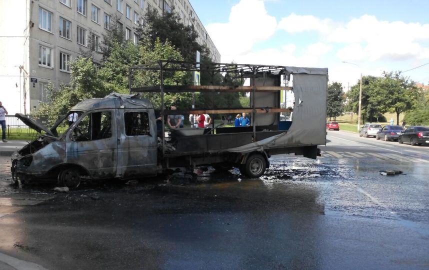 «Газель» дотла сгорела в пожаре в Купчино «Газель» дотла сгорела в пожаре в Купчино