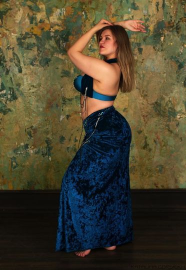 fotogalereya-devushka-podnyala-yubku-razvodyat-minet