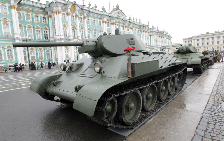 Военную технику Красной Армии покажут петербуржцам на Дворцовой площади Военную технику Красной Армии покажут петербуржцам на Дворцовой площади