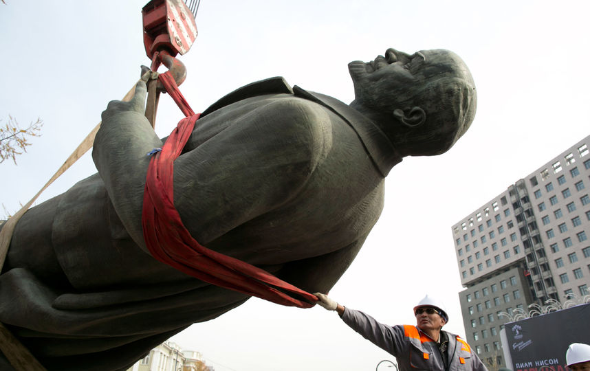 Демонтаж памятника Ленину. Фото Getty