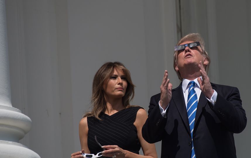 Дональд Трамп наблюдает за солнечным затмением. Фото AFP