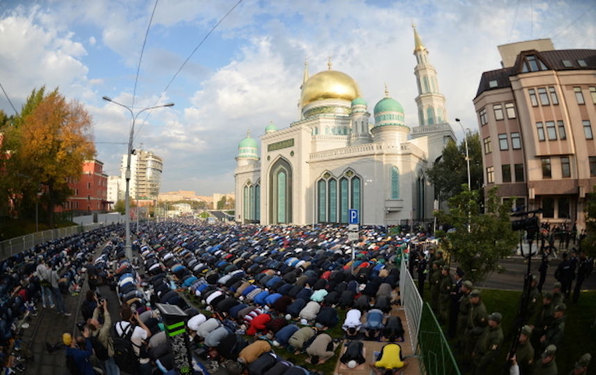 Мусульмане у Соборной мечети в Курбан-Байрам (архивное фото). Фото РИА Новости