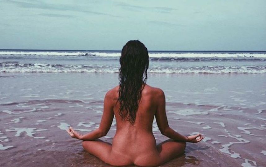 Фолловеры женщины вновь видят "голые" фото с пляжей Австрали.