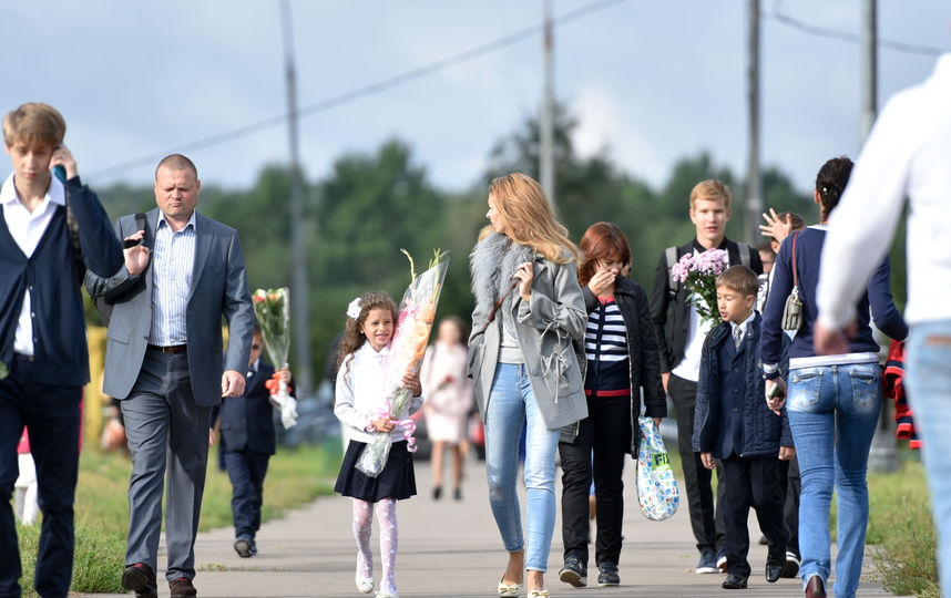 Дети идут с букетами на праздник 1 сентября. Фото Василий Кузьмичёнок